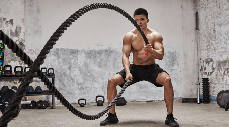 Đập dây thừng (Battle ropes) tại khu vực chức năng giúp cơ bụng gập nhả và đốt mỡ bề mặt cực nhanh.