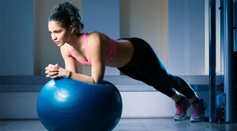 Sử dụng bóng yoga tại phòng tập giúp tăng biên độ gập bụng sâu và bảo vệ cột sống lưng dưới.