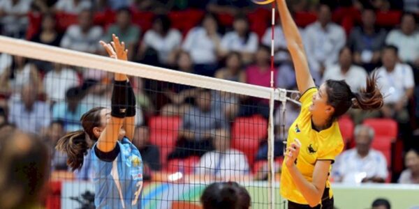 Cú gập cổ tay dứt khoát quyết định đến độ cắm và vận tốc xé gió của quả bóng chuyền.