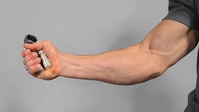 Sử dụng kìm bóp tay lò xo hàng ngày để tăng cường sức mạnh cho các ngón tay.