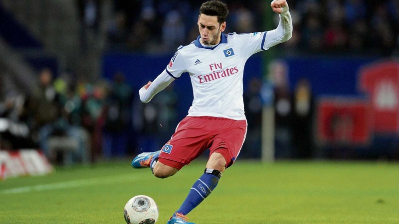 Tiền vệ Hakan Calhanoglu là hung thần từ cự ly siêu xa với những cú sút Knuckleball liệng độc đáo.