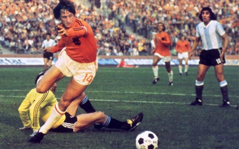 Huyền thoại Johan Cruyff - linh hồn trong cú ăn 3 bằng bóng đá tổng lực của Ajax.