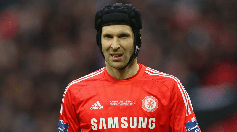 Thủ thành Petr Cech kiên cường trở lại với chiếc mũ bảo hiểm đặc trưng sau chấn thương.