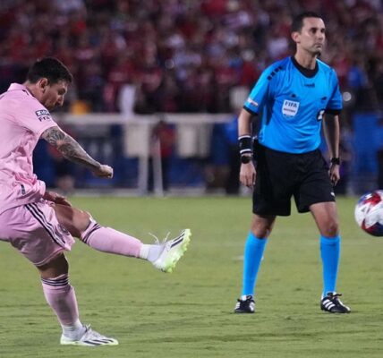 Quỹ đạo cầu vồng bằng chân trái dẻo dai làm nên thương hiệu sút phạt của Lionel Messi.