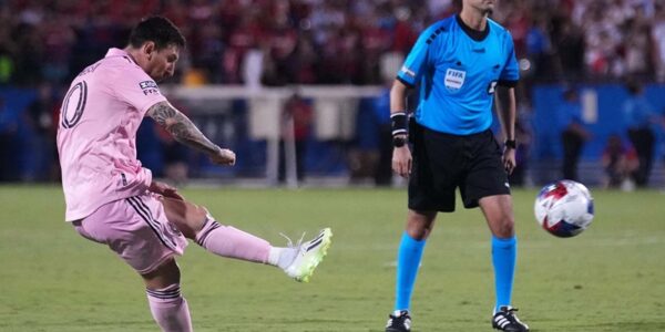 Quỹ đạo cầu vồng bằng chân trái dẻo dai làm nên thương hiệu sút phạt của Lionel Messi.