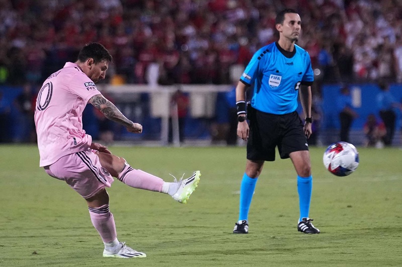 Quỹ đạo cầu vồng bằng chân trái dẻo dai làm nên thương hiệu sút phạt của Lionel Messi.