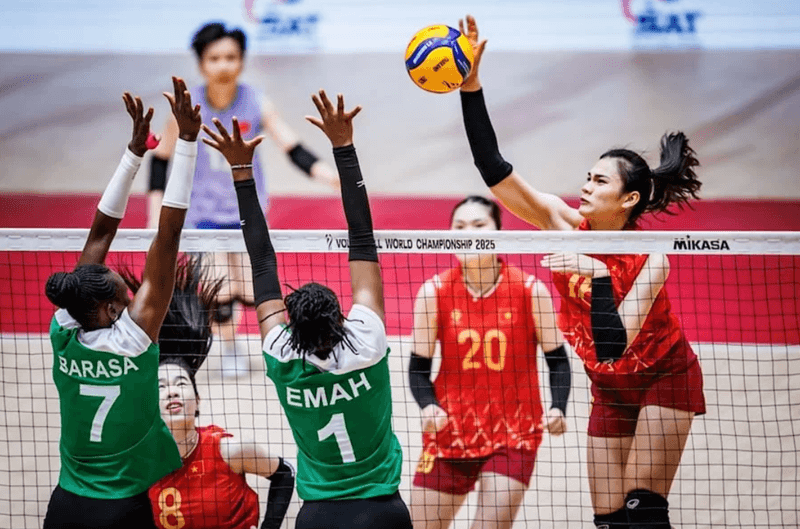 Đội hình 4-2 cơ bản với hai cầu thủ chuyền hai đứng ở thế đối chéo nhau.