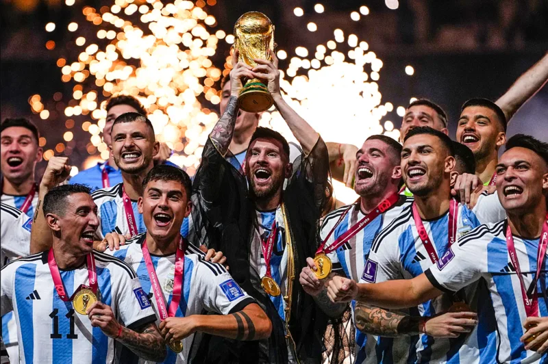 Cúp vàng World Cup đại diện cho khát vọng, niềm tự hào quốc gia và đỉnh cao của bóng đá đội tuyển.