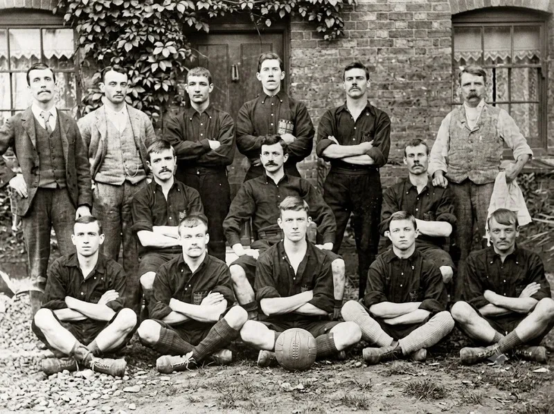 Câu lạc bộ bóng đá West Ham United bắt nguồn từ Thames Ironworks trước khi trở thành biểu tượng giàu bản sắc của Đông London.