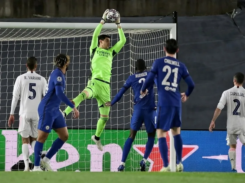 Khả năng chọn vị trí giúp Courtois giảm góc sút và tăng hiệu quả cản phá.