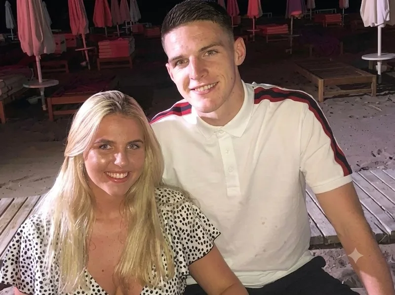 Declan Rice và Lauren Fryer xây dựng mối quan hệ từ tuổi thiếu niên, đồng hành qua nhiều bước ngoặt trong sự nghiệp cầu thủ.