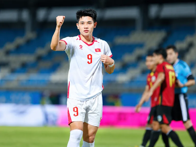 Nguyễn Đình Bắc ghi 5 bàn và sớm dẫn đầu cuộc đua phá lưới AFF 2026.